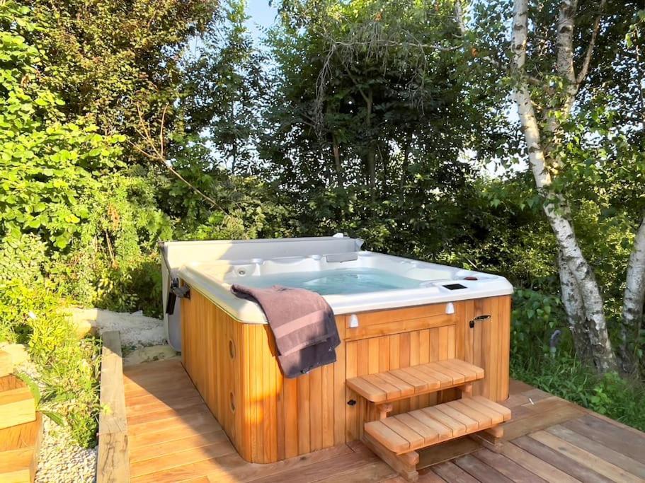 Gîte de charme pour couple avec sauna et jacuzzi extérieurs privatifs Peaugres Esterno foto