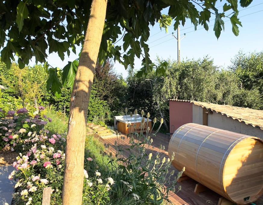 Gîte de charme pour couple avec sauna et jacuzzi extérieurs privatifs Peaugres Esterno foto