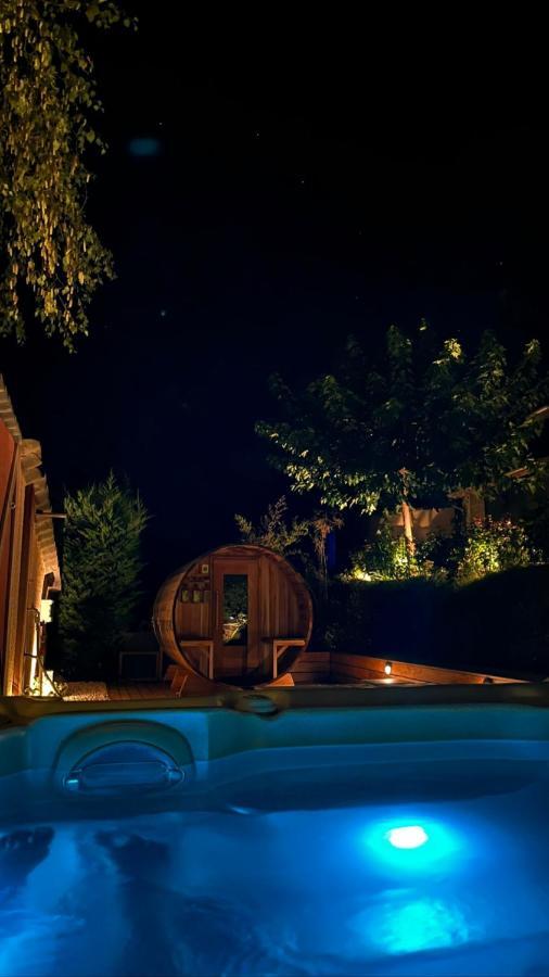 Gîte de charme pour couple avec sauna et jacuzzi extérieurs privatifs Peaugres Esterno foto